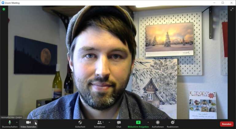 Im Meeting unten neben dem Kamerasymbol auf das kleine Pfeilchen klicken