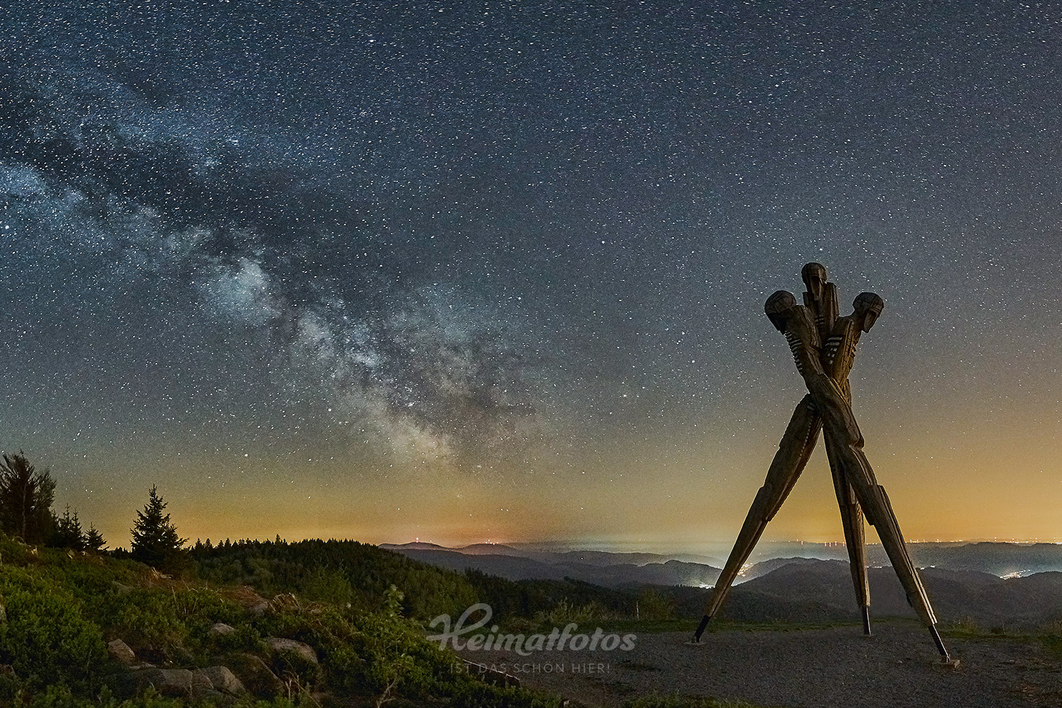 Foto Lothardenkmal mit Sternenhimmel (Milchstraße), Kinzigtal, Schwarzwald