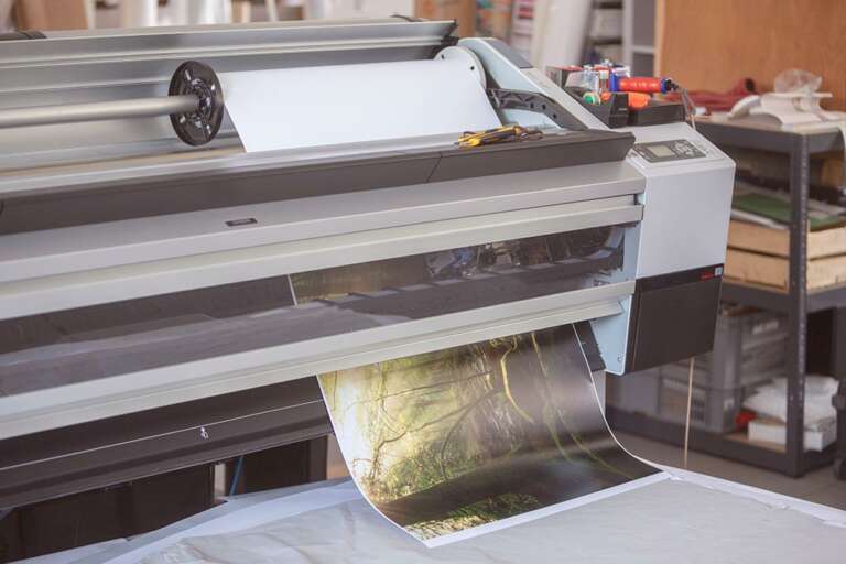 Das Heimatfoto Tanzende Sonnenstrahlen von Niko Benas wird auf einem Epsondrucker im Pigmentdruckverfahren auf hochwertiges Fotopapier gedruckt