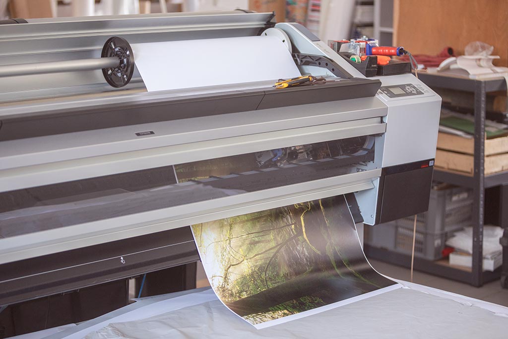 Das Heimatfoto Tanzende Sonnenstrahlen von Niko Benas wird auf einem Epsondrucker im Pigmentdruckverfahren auf hochwertiges Fotopapier gedruckt