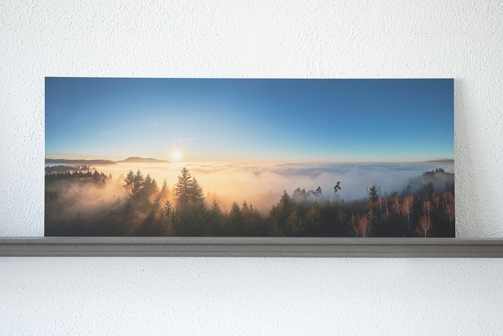 Fotodruck kaschiert auf Alu-Dibond Nebel Sonne Benjamin Sum, Aludibond als Trägermaterial auf das ein bedrucktes Fotopapier aufgeklebt wird, geschützt durch Schutzfolie