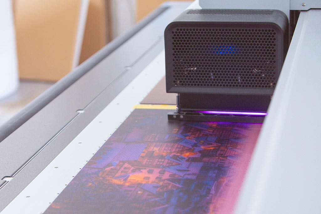 Der swissQprint Digitaldrucker des Fotolabor Trenkle Freiburg im Breisgau druck gerade ein Heimatfoto aus Schiltach im UV-Direktdruckverfahren