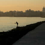 Angler am Meer in Kuba - Ein Foto von Journalist, Fotograf und GATE7 Podcaster Kai Behrmann - bei uns zu Gast im Heimatlichter-Podcast