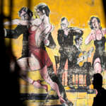 Mann geht an kunstvoll bemalter Wand vorbei, Schatten an der Wand - Ein Foto von Journalist, Fotograf und GATE7 Podcaster Kai Behrmann - bei uns zu Gast im Heimatlichter-Podcast