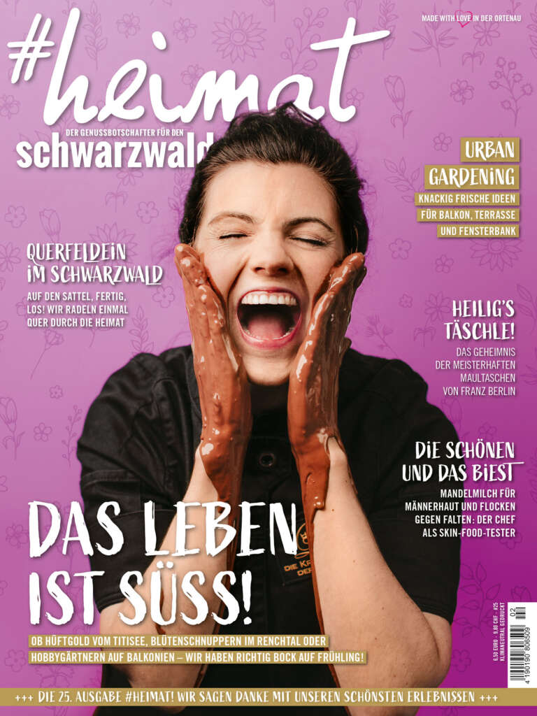 Titelblatt des Magazins "#heimat – Der Genussbotschafter für den Schwarzwald", Ausgabe 02/2021 · Für unsere schokoladigen Oster-Rezepte in dieser Ausgabe waren wir bei Lisa Rudiger in Titisee-Neustadt und haben in ihrer Chocolaterie mehr als nur ein bisschen rumgesaut. Dabei ist unser Titelmotiv von Lisa entstanden, genauso wie ihre süßen, pfiffigen Ideen für die Feiertage. Nicht weniger lecker war es bei Franz Berlin im Nordschwarzwald, wo uns der schwäbische Sternekoch verraten hat, welche Maultäschle er am liebsten auf die Teller zaubert. Seine Rezepte sind gar nicht schwer, aber dafür umso leckerer!