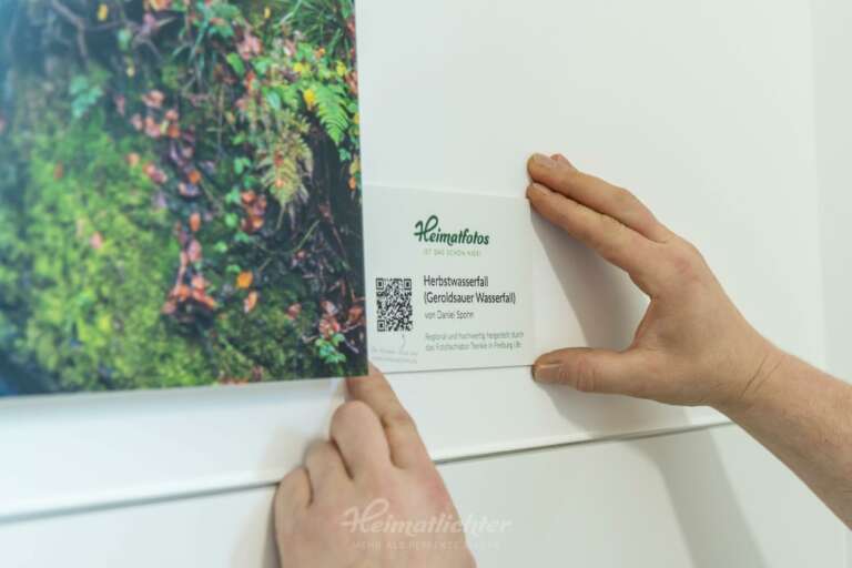 Wandbild von Heimatfotos.de in der DRK Tagespflege Bühl - Geroldsauer Wasserfälle im Schwarzwald - Panorama Fine Art Druck hinter mattes Acrylglas - Deutsches Rotes Kreuz - Foto von Heimatlicht Daniel Spohn