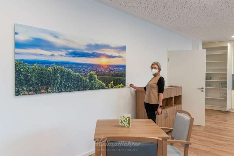 Wandbild von Heimatfotos.de in der DRK Tagespflege Bühl - Aussicht über Bühl mit Weinreben - Panorama Fine Art Druck hinter mattes Acrylglas - Deutsches Rotes Kreuz - Foto von Heimatlicht Evi Seeger