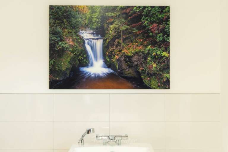 Wandbild von Heimatfotos.de in der DRK Tagespflege Bühl - Geroldsauer Wasserfälle im Schwarzwald - Panorama Fine Art Druck hinter mattes Acrylglas - Deutsches Rotes Kreuz - Foto von Heimatlicht Daniel Spohn