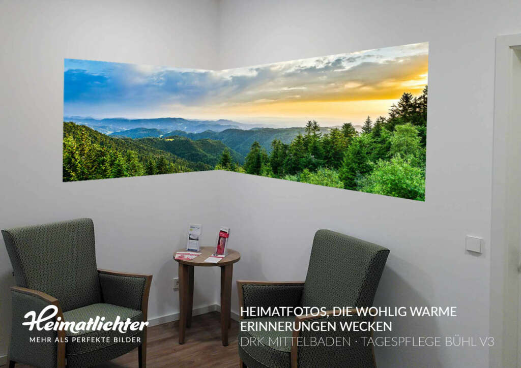 Wandbild von Heimatfotos.de in der DRK Tagespflege Bühl - Ausblick vom Schliffkopf über den Schwarzwald - Panorama Fine Art Druck hinter mattes Acrylglas - Visualisierung - Deutsches Rotes Kreuz - Foto von Heimatlicht Robert Laun