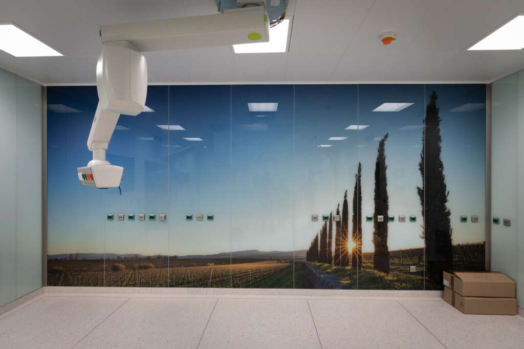 BG Unfallklinik Ludwigshafen OP Saal-3 mit großem Panorama Wandbild von Heimatfotos - Fotograf André Straub