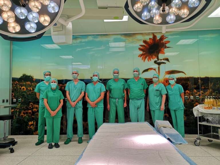 Das Team der BG Unfallklinik Ludwigshafen im OP Saal mit großem Panorama Wandbild von Heimatfotos - Fotograf André Straub