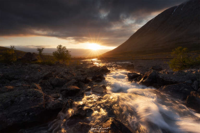 Ein Landschaftsfoto aus Norwegen von Laura Oppelt - Ein Bergbach im Hochgebirge - Die Fotografin aus Bayern liebt den hohen Norden - Sie gehört zur Fotografengruppe Heimatlichter und bietet ihre Fotos auf Heimatfotos.de an