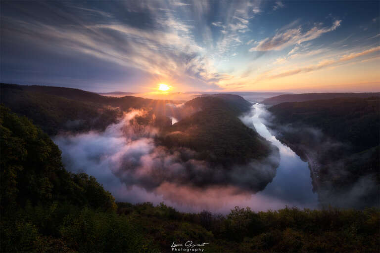 Ein Landschaftsfoto von Laura Oppelt - Saarschleife - Die Fotografin aus Bayern liebt den hohen Norden - Sie gehört zur Fotografengruppe Heimatlichter und bietet ihre Fotos auf Heimatfotos.de an
