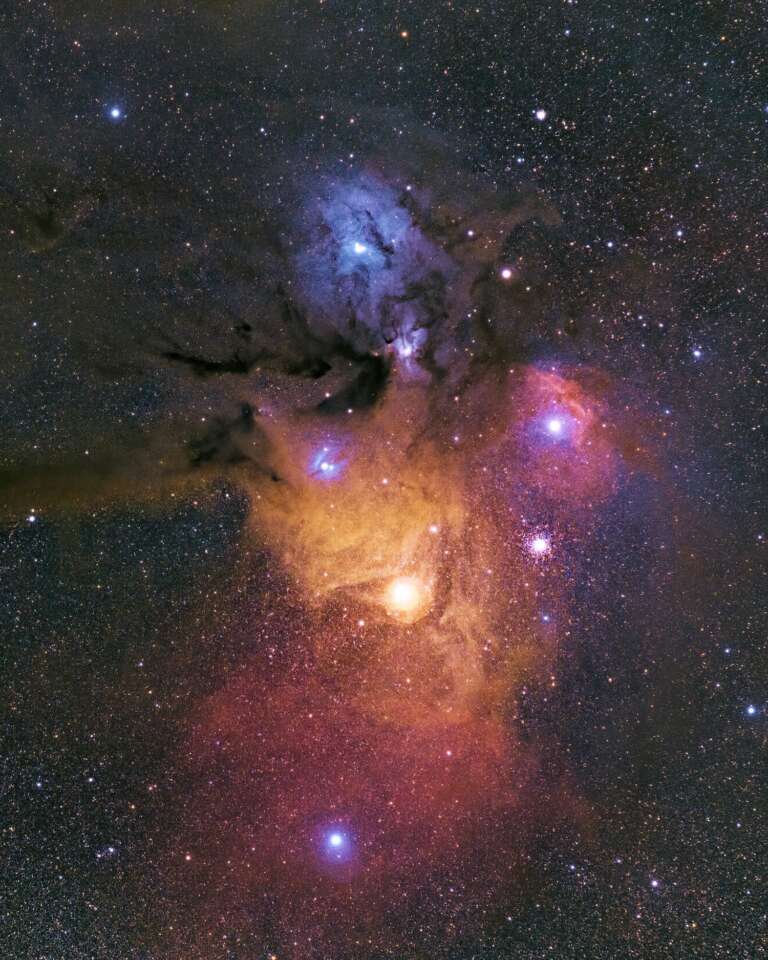 Antares von Astrofotograf Stefan Liebermann - Wide Field Photo of the Antares Region. The Antares region is one of the most beautiful and colorful areas of the summer Milky Way. You can see beautiful and colorful emission (red), reflection (blue) and dark nebulae.