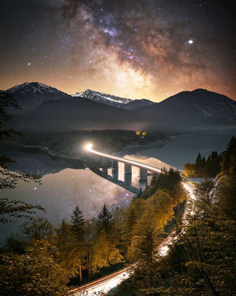 Sylvensteinspeicher von Astro- und Nachtfotograf Stefan Liebermann - Long exposure of lake Sylvenstein in Bavaria during the night. Langzeitbelichtung vom Sylvensteinsee in Bayern.