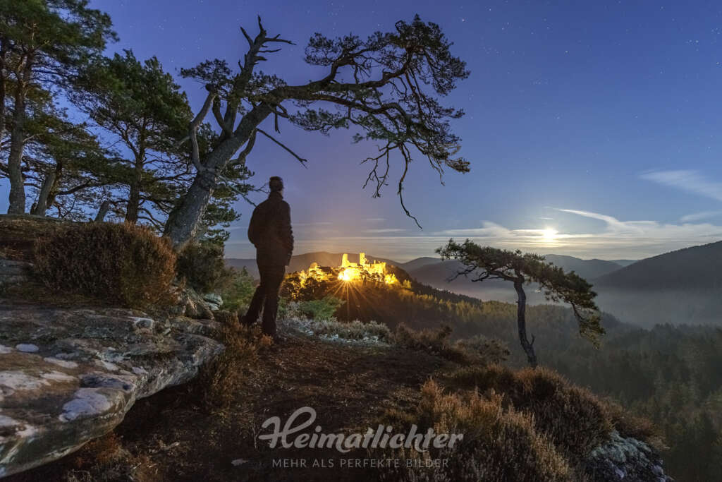 Stefan Engel aus der Pfalz ist Fotograf und Timelapse-Profi. Auf dem Foto steht er an einem Aussichtspunkt im Pfälzer Wald. Er ist bei uns zu Gast im Heimatlichter-Podcast.