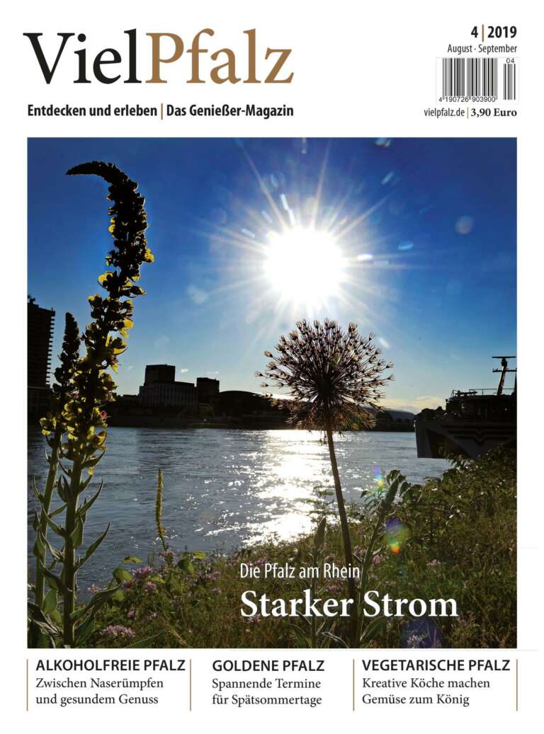 Titelseite Magazin VielPfalz - VielPfalz, Entdecke und erleben, Das Genießer-Magazin. Themen: Die Pfalz am Rhein - Starker Strom, Alkoholfreie Pfalz - Zwischen Naserümpfen und gesundem Genuss, Goldene Pfalz - Spannende Termine für Spätsommertage, Vegetarische Pfalz - Kreative Köche machen Gemüse zum König