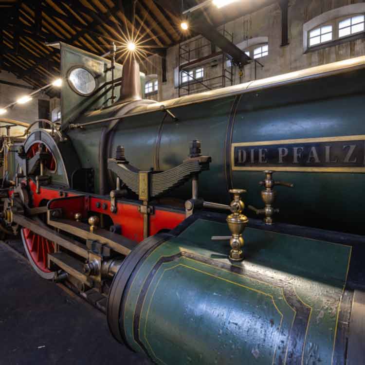 POI Pfalzbahnmuseum in Neustadt an der Weinstraße, zeigt eine alte Dampflock im Museum, Fotografiert von André Straub (Heimatlichter GmbH)