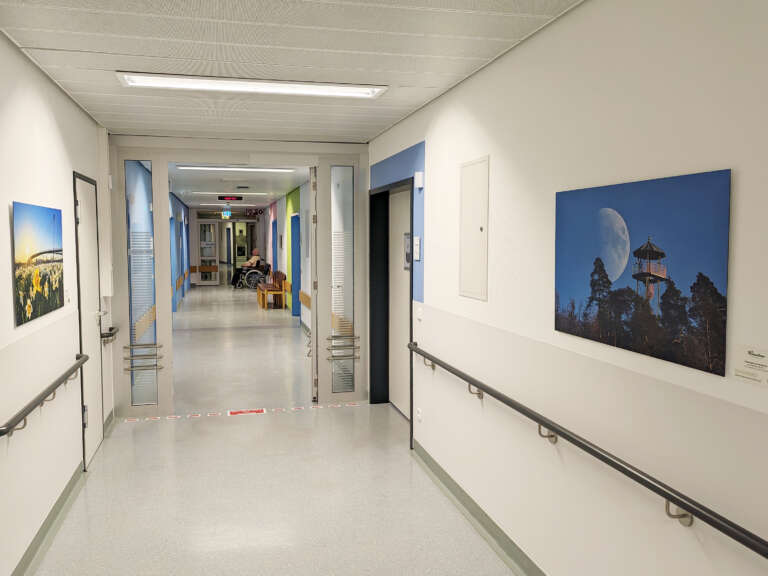 Wandbilder von Heimatfotos an einer Wand im Ortenau Klinikum