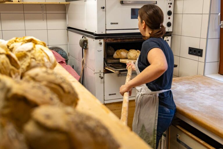 Fotoproduktion für die Schwarzwald Torusmus GmbH für das Projekt "Mein Dorfurlaub" in Zell am Harmersbach, Brot im Hofladen