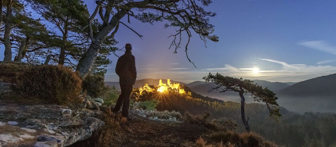 Stefan Engel aus der Pfalz ist Fotograf und Timelapse-Profi. Auf dem Foto steht er an einem Aussichtspunkt im Pfälzer Wald. Er ist bei uns zu Gast im Heimatlichter-Podcast.